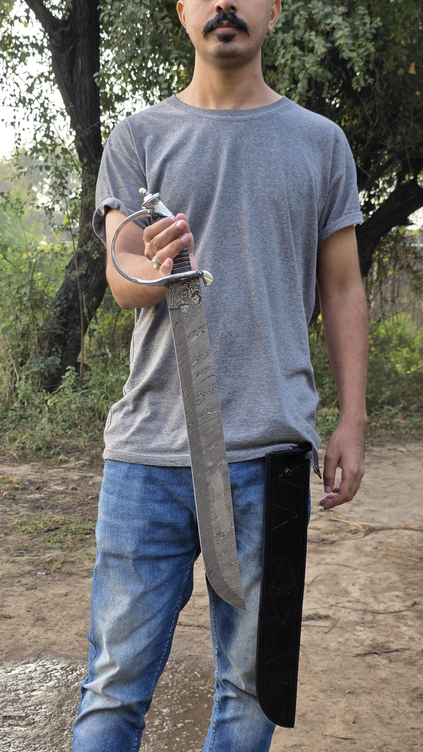 Hand-Forged Damascus Steel Short Sword with Leather Sheath - Image 7