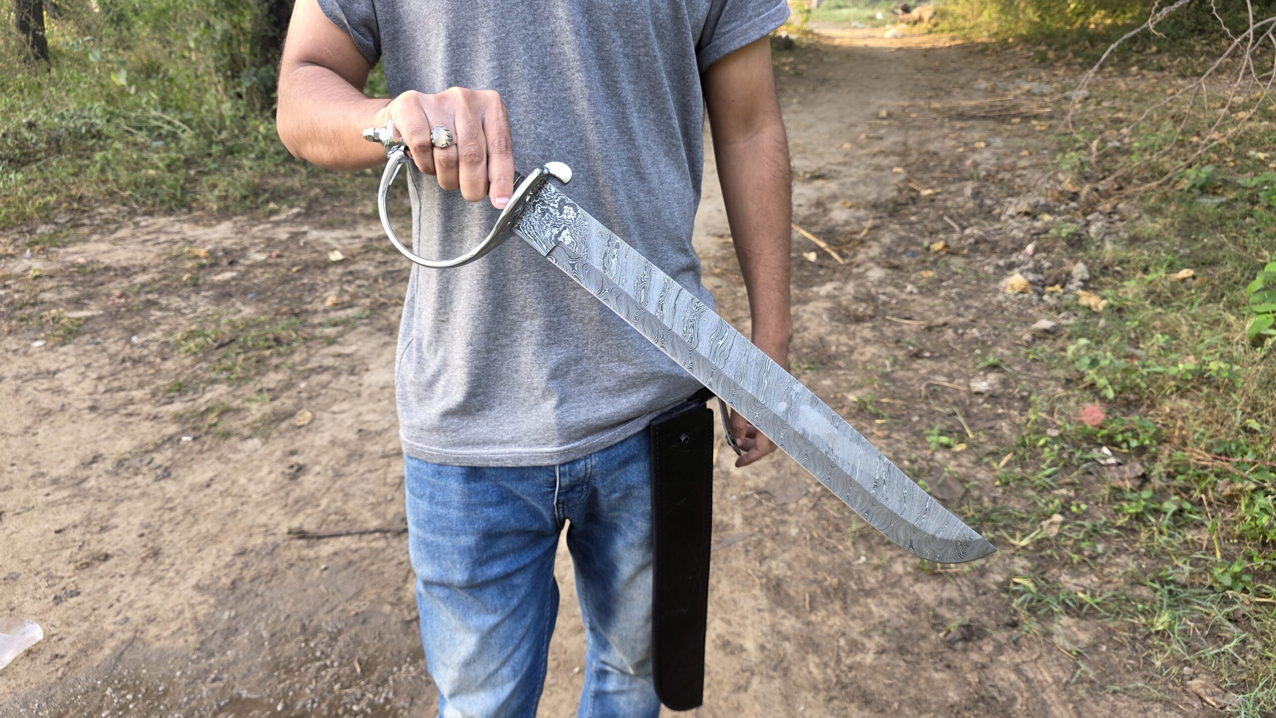 Hand-Forged Damascus Steel Short Sword with Leather Sheath - Image 9