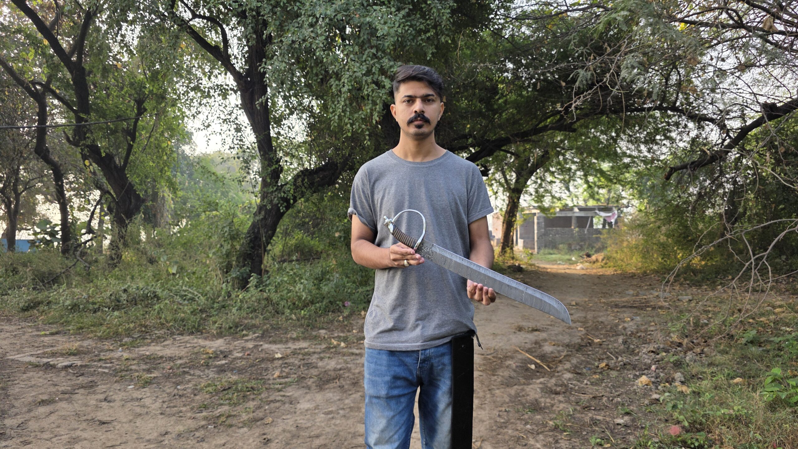 Hand-Forged Damascus Steel Short Sword with Leather Sheath - Image 6