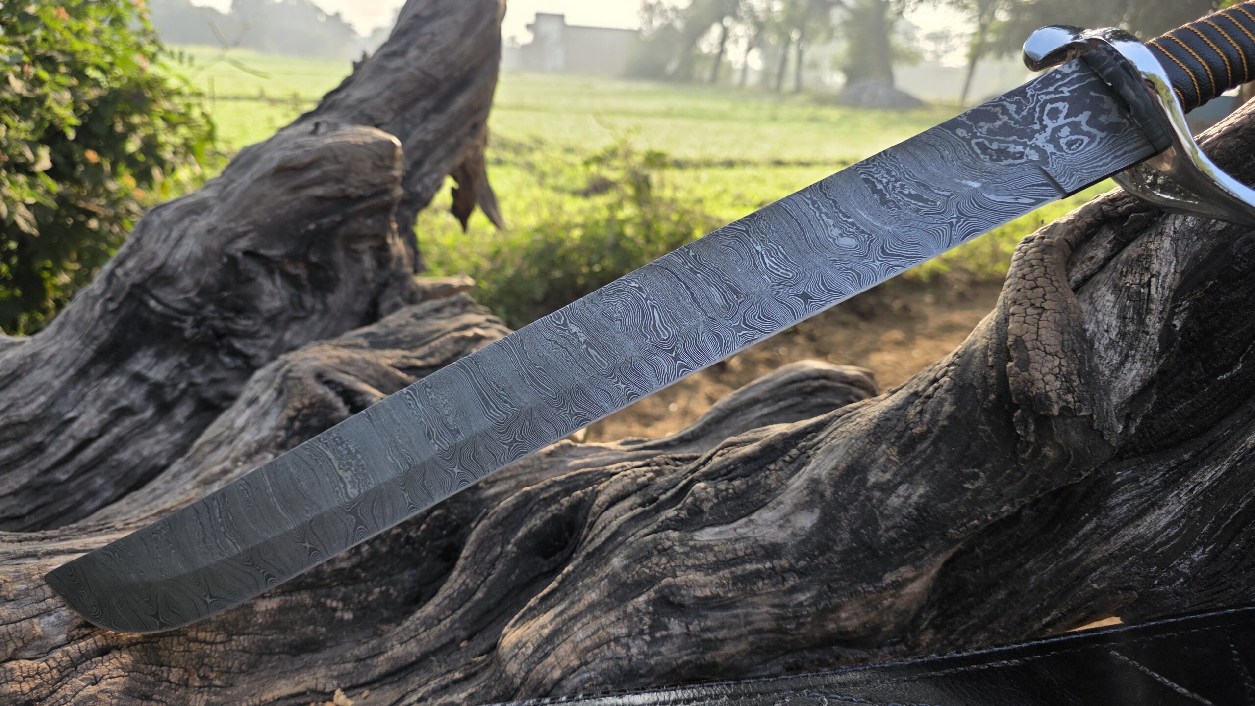 Hand-Forged Damascus Steel Short Sword with Leather Sheath - Image 5